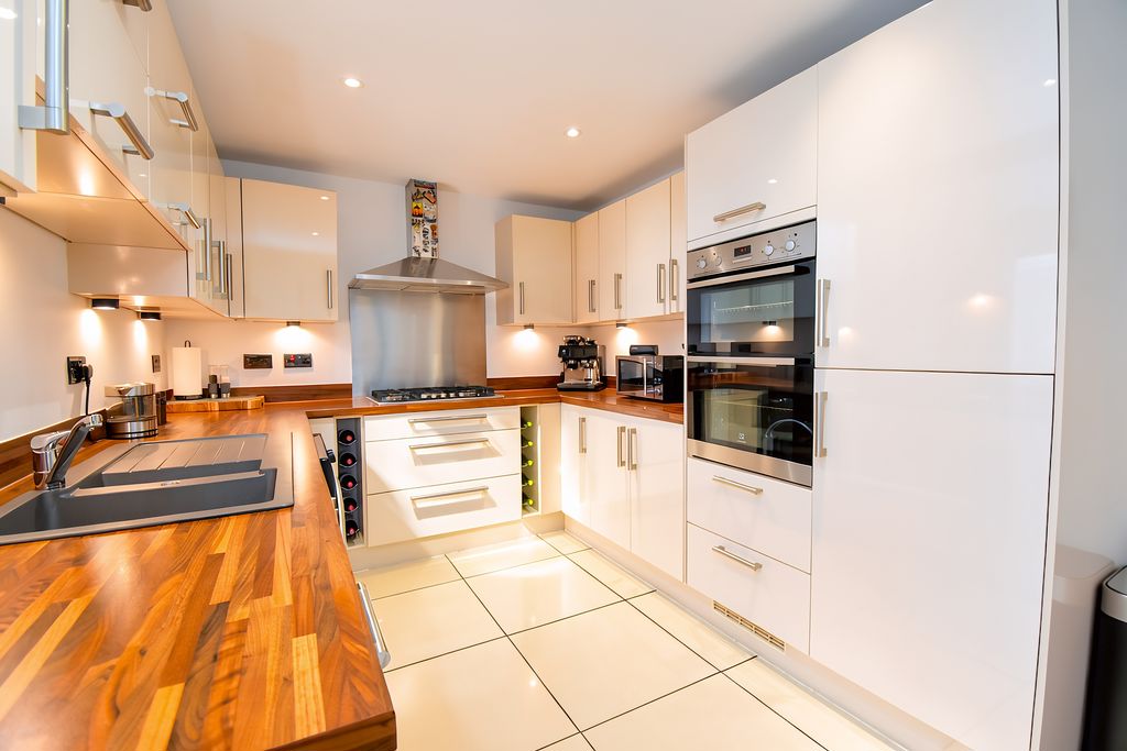 Kitchen / Breakfast Room- click for photo gallery